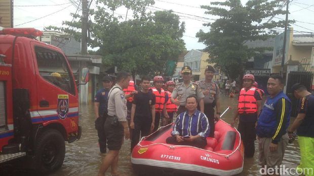 Polisi Bantu Seberangkan Warga yang Terdampak Banjir di Depok