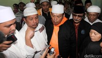 Sekjen FUI (Forum Umat Islam) Muhammad Al Khaththath meninggalkan ruang anggota dewan untuk kembali menemui massa aksi.