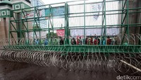 Kawat berduri sudah dipasang di depan pintu masuk gedung DPR.