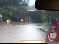 Mobil pengendara terendam banjir di Tunnel Cikunir.