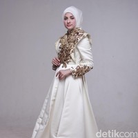 Wardrobe: Dian Pelangi. Fotografer: Zaky Akbar. Makeup Artist: Vivi Thalib. Stylist: Arina Yulistara. Model: Mouzalina (Juara 1 Hijab Hunt 2014)