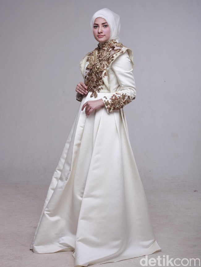 Wardrobe: Dian Pelangi. Fotografer: Zaky Akbar. Makeup Artist: Vivi Thalib. Stylist: Arina Yulistara. Model: Mouzalina (Juara 1 Hijab Hunt 2014)