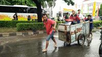 Tembus Banjir Kelapa Gading, Pemotor ini Menumpang Gerobak