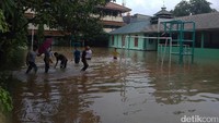 Sementara itu, SMPN 124 Jakarta yang berada di sekitar kawasan Jembatan Sumbangsih ikut terkena dampak banjir.