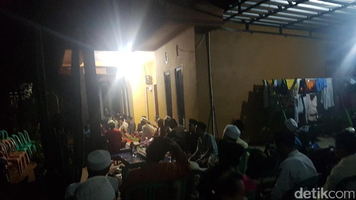 Keluarga Bersama Warga di Serang Berdoa untuk Siti Aisyah