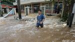 Banjir di Cipinang Indah Jadi Arena Bermain Anak-anak
