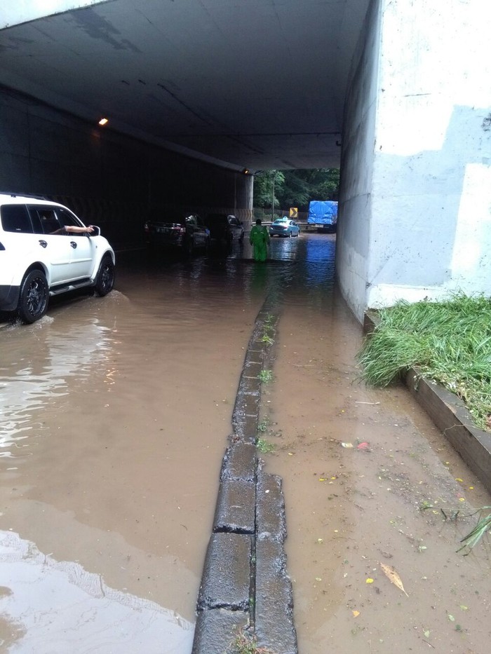 Penampakan Terkini Terowongan Cawang, Air Masih Menggenangi Jalan