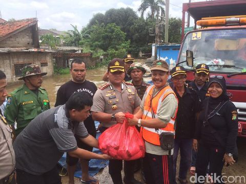 Kapolres Bekasi Kota Kombes Umar S Fana memantau lokasi banjir