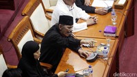 FUI meminta dan mendesak agar Gubernur DKI Basuki Tjahaja Purnama (Ahok) diberhentikan sebagai Gubernur DKI Jakarta karena berstatus sebagai terdakwa dugaan kasus penistaan agama.