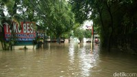 Banjir ini disebabkan luapan dari Kali Mampang.