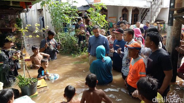 Anies Minta Relawan Bantu Korban Banjir Tanpa Atribut Kampanye