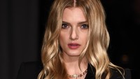 Model Victoria Secret itu terlihat cantik dengan makeup  natural serta pulasan lipstik merah. Ian Gavan/Getty Images for Burberry/detikFoto.
