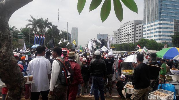  Massa yang masih melanjutkan orasi di depan gedung DPR, Selasa (21/2/2017)