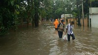 Meski sekolah tergenang banjir, siswa tetap masuk sekolah. Bahkan, siswa kelas IX tetap melakukan ujian. Namun, setelah jam istirahat pihak sekolah akan memulangkan siswa karena listrik mati.