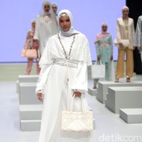 Koleksi Anniesa Hasibuan yang mengangkat tema DJakarta Indonesia Fashion Week 2017 di Jakarta Convention Center. Senayan. Jakarta. [Foto: Mohammad Abduh/Wolipop]