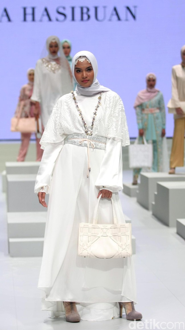 Koleksi Anniesa Hasibuan yang mengangkat tema DJakarta Indonesia Fashion Week 2017 di Jakarta Convention Center. Senayan. Jakarta. [Foto: Mohammad Abduh/Wolipop]