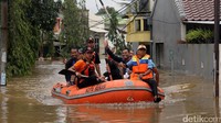 Banjir di kawasan ini hingga kedalaman 1,5 meter.