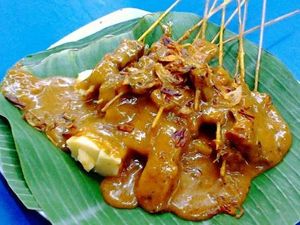 Tegaskan Tak Pakai Bahan Haram, Pedagang Gelar Festival Makan Sate Padang