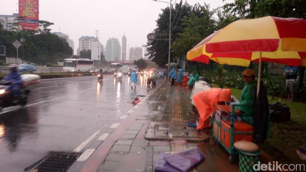 Pedagang berjualan di trotoar.