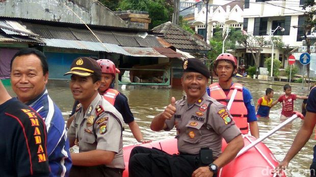 Polisi Bantu Seberangkan Warga yang Terdampak Banjir di Depok