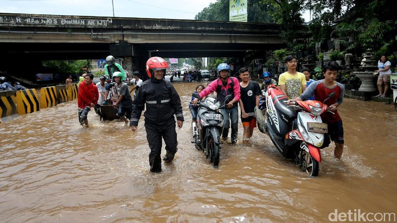Sering Banjir, Saluran Air Kolong Tol JORR Kalimalang akan Diperlebar Sering Banjir, Saluran Air Kolong Tol JORR Kalimalang akan Diperlebar