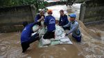 Pasukan Biru Berjibaku Tutup Tanggul Jebol di Cipinang Indah