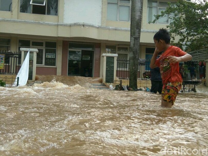 Saat Banjir di Cipinang Indah Jadi Tempat Main Anak dan Cuci Motor