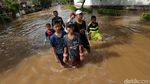 Banjir di Cipinang Indah Jadi Arena Bermain Anak-anak