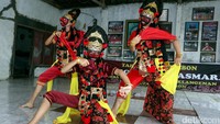 Risers dihibur dengan tari topeng.