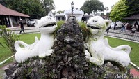 Salah satu koleksi yaitu kereta Singa Barong yang merupakan kereta kencana Sunan Gunung Jati.