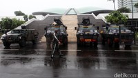 Empat kendaraan lapis baja juga berjaga-jaga di dekat tangga gedung kura-kura.