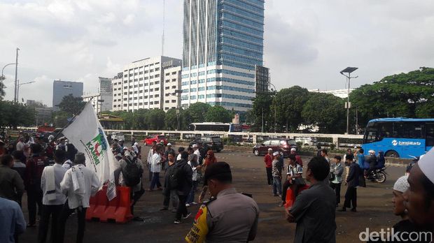 Massa di Depan Gedung DPR Bubar, Lalin Mulai Lancar