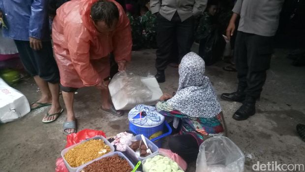 Pedaganng berjualan di trotoar memanfaatkan aksi 212.