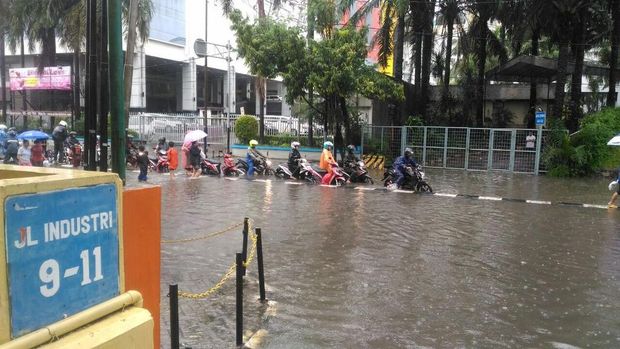 Banjir di Jalan Industri, Kemayoran, Jakarta Pusat. 