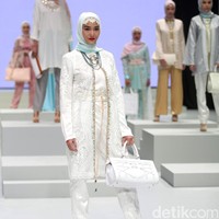 Koleksi Anniesa Hasibuan yang mengangkat tema DJakarta Indonesia Fashion Week 2017 di Jakarta Convention Center. Senayan. Jakarta. [Foto: Mohammad Abduh/Wolipop]