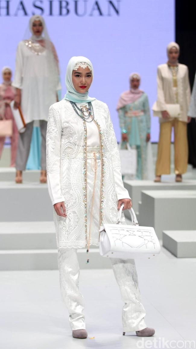 Koleksi Anniesa Hasibuan yang mengangkat tema DJakarta Indonesia Fashion Week 2017 di Jakarta Convention Center. Senayan. Jakarta. [Foto: Mohammad Abduh/Wolipop]