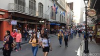 Di Bourbon Street, tradisi lempar manik-maniknya agak nyeleneh. Jika yang menangkap beads perempuan, dia akan menyingkapkan bajunya dan memperlihatkan payudaranya. Bugil di Bourbon Street bukan hal aneh (Angga/detikTravel).