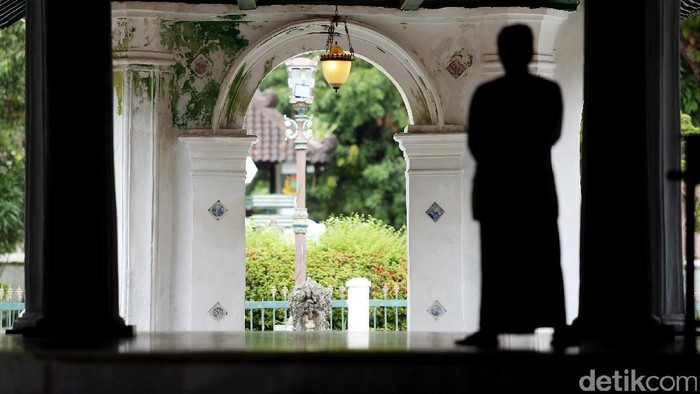 Berkunjung ke Cirebon, alangkah baiknya bila mampir ke Keraton Kesepuhan. Disinilah pusat pemerintahan Kesultanan Cirebon berdiri.