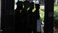 Namun polisi tetap berjaga di depan ruang sidang. Pool/Yuniadhi Agung.