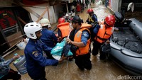 Mereka menggunakan perahu karet untuk mengevakuasi warga sekaligus barang-barang berharga.