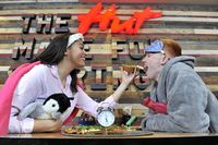 Di Resto Pizza Ini Bisa Makan Asyik dengan Pakai Piyama