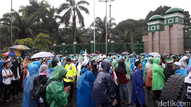 Massa aksi 212 di depan gedung MPR/DPR, Selasa (21/2/2017)