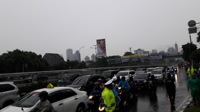 Aksi 212 Dimulai, Lalu Lintas di Depan Gedung DPR Padat Merayap