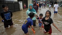 Sementara di tempat lainnya mencapai lutut.