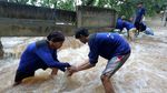 Pasukan Biru Berjibaku Tutup Tanggul Jebol di Cipinang Indah