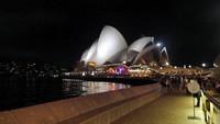 Begitu matahari terbenam, suasana sekitar Sydney Opera House makin ramai dipenuhi orang. Mereka menantikan pertunjukan kembang api yang biasanya dipentaskan di sekitar area pelabuhan setiap akhir pekan (Wahyu/detikTravel)