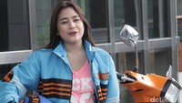 Jaket sama helmnya juga berwarna senada, biar tambah kece. Foto: dok detikHOT Jaket sama helmnya juga berwarna senada, biar tambah kece. Foto: dok detikHOT
