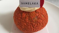 Choux Thai milk tea berwarna oranye terang. Isiannya berupa custard warna cokelat yang manis ringan. Memadukan rasa teh dan susu yang manis pekat khas Thai milk tea.