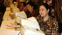 Menko PMK Puan Maharani dan Menkes Nila Moeloek menjajal alat pengukur tekanan darah mandiri di kantor Kemenko PMK, Jakarta, Rabu (22/2/2017).