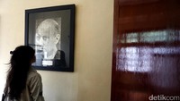 Risers melihat foto-foto yang terpajang di Gedung Perundingan Linggarjati.